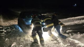 Mai multe persoane, printre care și copii, au rămas blocate cu mașina &icirc;n zăpadă, ore bune. A fost nevoie de intervenția pompierilor