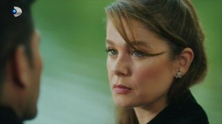 Rezumat episodul 54 &bdquo;Fata de la fereastră&rdquo;, difuzat &icirc;n 19 decembrie la Kanal D: Un bărbat misterios o sună pe Feride și &icirc;i spune că vrea să vorbească cu fiica lui