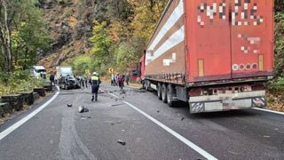 NEWS ALERT Trafic blocat pe Valea Oltului! O persoană a rămas &icirc;ncarcerată &icirc;n urma unui grav eveniment rutier