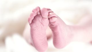 Un bebeluș rom&acirc;n de 15 luni și-a pierdut viața &icirc;n Italia, după ce a &icirc;nghițit din greșeală substanțe interzise. Mama micuțului, cercetată pentru ucidere din culpă