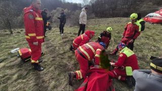 Un bărbat s-a răsturnat cu ATV-ul &icirc;ntr-o zonă greu accesibilă din Hunedoara! Victima a fost transportată la spital cu elicopterul