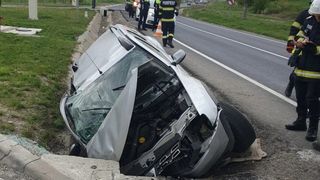 Mașină răsturnată &icirc;n șant la ieșire din Codlea! Salvatorii au ajuns de urgență la fața locului