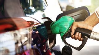 C&acirc;t costă benzina și motorina joi, 29 octombrie. Orașele &icirc;n care șoferii plătesc mai puțin
