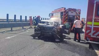 Trei victime pe A1, după ce două autoturisme s-au izbit violent. Una din mașini s-a făcut zob