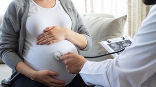 O nouă lovitură pentru mame! Guvernul vrea să reducă indemnizațiile de creștere a copilului la 75%