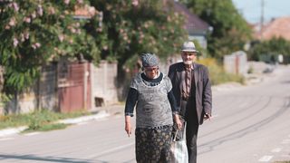 Pensionarii care ar putea să primească 150 de lei &icirc;nainte de Paște. Primăriile din mai multe orașe oferă sprijin financiar