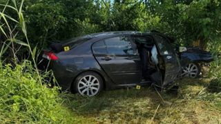 O femeie și-a pierdut viața pe un drum din Dolj, după ce mașina &icirc;n care se afla a intrat violent &icirc;ntr-un copac. O altă persoană a ajuns la spital
