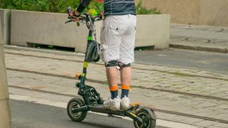 Doi minori aflați pe o trotinetă electrică au ajuns la spital după ce s-au izbit de o mașină, &icirc;n Bihor