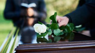 C&acirc;t este ajutorul de &icirc;nmorm&acirc;ntare 2026. Suma de bani pe care trebuie să o scoată rom&acirc;nii din buzunar atunci c&acirc;nd pierd pe cineva apropiat