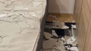 Incident grav &icirc;ntr-un bloc ANL din Dej! Tavanul a căzut peste un copil de șase ani