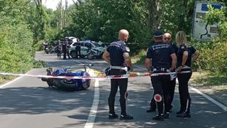 Un rom&acirc;n din Italia și-a pierdut viața pe loc, după ce s-a izbit cu scuterul de un TIR. Cum s-a produs tragedia