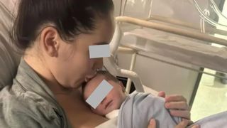 O t&acirc;nără de 21 de ani a ajuns la spital pentru o durere de stomac și a aflat că este &icirc;n travaliu: &bdquo;Acum vine un copil și ești &icirc;n travaliu&rdquo;