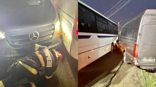 Un autocar cu 40 de elevi s-a ciocnit frontal cu un microbuz, &icirc;n această dimineață, pe un drum din județul Botoșani