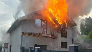 Deflagrație la o locuință din Petroșani. Mansarda și acoperișul au fost cuprinse de foc, cel mai probabil din cauza unui scurtcircuit electric