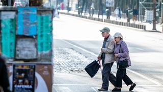Cum &icirc;ți poți recupera pensia dacă nu ești acasă c&acirc;nd vine poștașul. Procedura pe care trebuie să o știe pensionarii