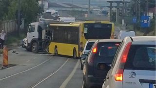 Un autobuz cu 40 de pasageri și un camion s-au ciocnit &icirc;n Timișoara. Mai multe echipaje au fost mobilizate la fața locului