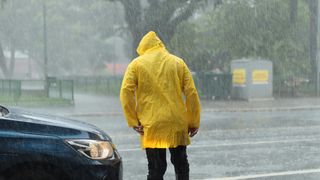 Weekend cu cod galben de ploi și vreme instabilă &icirc;n mai multe județe din țară. Meteorologii anunță ploi torențiale, vijelii și grindină