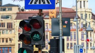 Peste 580 de semafoare care folosesc inteligența artificială vor fi montate &icirc;n București. Costul proiectului se ridică la c&acirc;teva milioane de euro