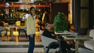Rezumat episodul 55 &bdquo;Fata de la fereastră&rdquo;, difuzat &icirc;n 22 decembrie la Kanal D: Selen observă relația tot mai apropiată dintre Nalan și Hayri și &icirc;ncepe să &icirc;i urmărească la fiecare pas
