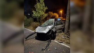 Sf&acirc;rșit tragic pentru doi tineri din Petroșani! Mașina &icirc;n care se aflau a intrat violent &icirc;ntr-un st&acirc;lp
