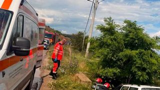 O persoană și-a pierdut viața și trei au fost rănite după ce autoturismul &icirc;n care se aflau a căzut &icirc;n albia unui r&acirc;u