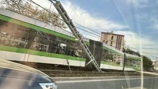 BREAKING NEWS Un tramvai a deraiat &icirc;n Capitală, iar unul din vagoane s-a izbit puternic de un st&acirc;lp. Patru persoane au ajuns la spital