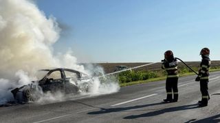 O persoană a fost găsită carbonizată pe DN1, după ce mașina &icirc;n care se afla a părăsit carosabilul și a fost cuprinsă de foc. Pompierii au intervenit de urgență