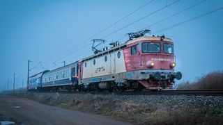 O persoană și-a pierdut viața după ce a fost acroșată de tren, &icirc;n județul Iași. Aceasta nu ar fi auzit semnalele conductorului