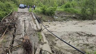 Un sat &icirc;ntreg a rămas izolat după ce podul din comuna Izvoarele a fost luat de ape. Accesul către localitate se poate face doar pe o punte pietonală