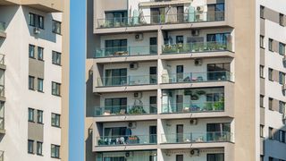 Ce riscă propietarii de apartamente care ascultă muzică la maxim pe perioada sărbătorilor de iarnă. Se dau amenzi mari pentru rom&acirc;nii care &icirc;și deranjează vecinii