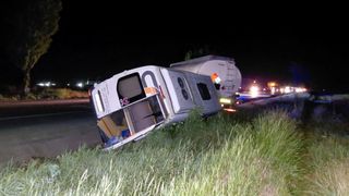 Un microbuz, &icirc;n care se aflau șapte persoane, s-a ciocnit cu o autocisternă și o autoutilitară &icirc;n județul Neamț. Opt persoane au avut nevoie de &icirc;ngrijiri medicale