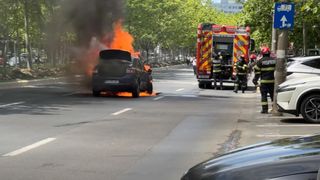 O mașină a fost cuprinsă de foc &icirc;n sectorul 3 din București. &Icirc;n autovehicul se aflau o mamă și două fetițe