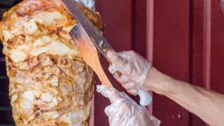 Un t&acirc;năr de 19 ani și-a pierdut viața după ce a m&acirc;ncat o shaorma de pui cumpărată de la o tarabă