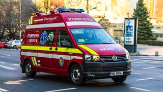 Un autocar cu 54 de pasageri și un autoturism au fost implicate &icirc;ntr-un eveniment rutier pe DN1. Două persoane au avut nevoie de &icirc;ngrijiri medicale