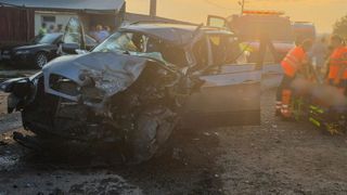 Eveniment rutier grav &icirc;n județul Suceava. Un t&acirc;năr de 24 de ani s-a stins din viață, iar alți doi au ajuns la spital după ce o mașină s-a ciocnit cu un autocamion&nbsp;
