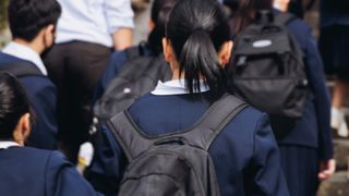 Elevii din Rom&acirc;nia, &icirc;ndemnați să se prezinte &icirc;mbrăcați &icirc;n negru la școală pe 28 septembrie. Consiliul Național al Elevilor protestează față de uniformele obligatorii