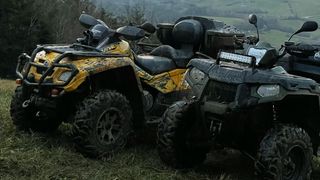 Un tată de 37 de ani și-a pierdut viața chiar &icirc;n fața copilului său de 6 ani, după ce s-a răsturnat cu ATV-ul la Breaza