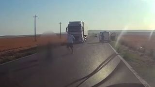 Imagini șocante pe un drum din Tulcea! Un copil a căzut dintr-o dubă aflată &icirc;n mers și a ajuns &icirc;n mijlocul șoselei, chiar &icirc;n fața unui TIR