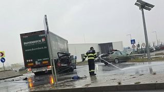 Impact dezastruos &icirc;ntre două mașini și un camion, &icirc;n județul Timiș! Un bărbat a rămas &icirc;ncarcerat