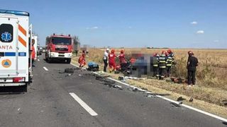 Impact mortal &icirc;n Dolj, &icirc;ntre două autoturisme! O femeie și-a pierdut viața și alte trei persoane au ajuns &icirc;n spital