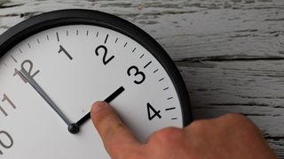 Rom&acirc;nia trece s&acirc;mbătă la ora de iarnă. Cum trebuie să setăm ceasurile
