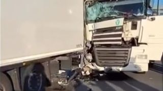 Trei tiruri implicate &icirc;ntr-un impact puternic pe autostrada A1! O mașină a fost cuprinsă de foc