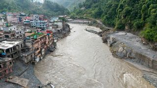 VIDEO Cel puțin 165 de morți și sute de persoane dispărute &icirc;n urma viiturilor din Nepal și Tibet. Care a fost cauza dezastrului