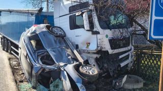 O t&acirc;nără &icirc;nsărcinată a ajuns &icirc;n stare gravă la spital după ce mașina &icirc;n care se afla a fost izbită de un camion, &icirc;n Suceava