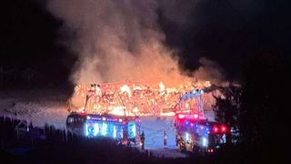 Un renumit club de pe plajă din Mamaia a fost cuprins de foc! Localul nu deținea autorizație ISU