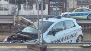 Un polițist, aflat la volanul autospecialei, a intrat cu mașina pe linia de tramvai din București, &icirc;n zona unor lucrări. I s-ar fi făcut rău la volan