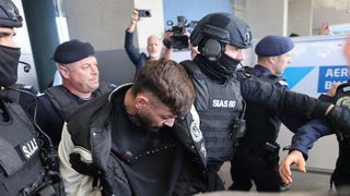 Suspectul &icirc;n cazul morții Valentinei a fost adus &icirc;n Rom&acirc;nia. Ce urmează acum pentru bărbatul de 30 de ani