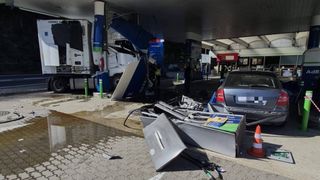 BREAKING NEWS Pericol de deflagrație pe Valea Oltului! Un TIR a spulberat o pompă de carburant la ieșirea din Călimănești