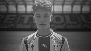 El este Mario, fotbalistul de 16 ani care a sf&acirc;rșit tragic după ce un tren a dat peste el, &icirc;n Prahova. Cum s-a petrecut tragedia