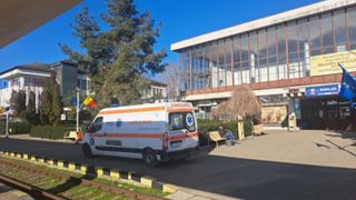 Un bărbat și-a pierdut viața &icirc;n B&acirc;rlad, după ce un tren a dat peste el. Victima a fost resuscitată timp de 30 de minute